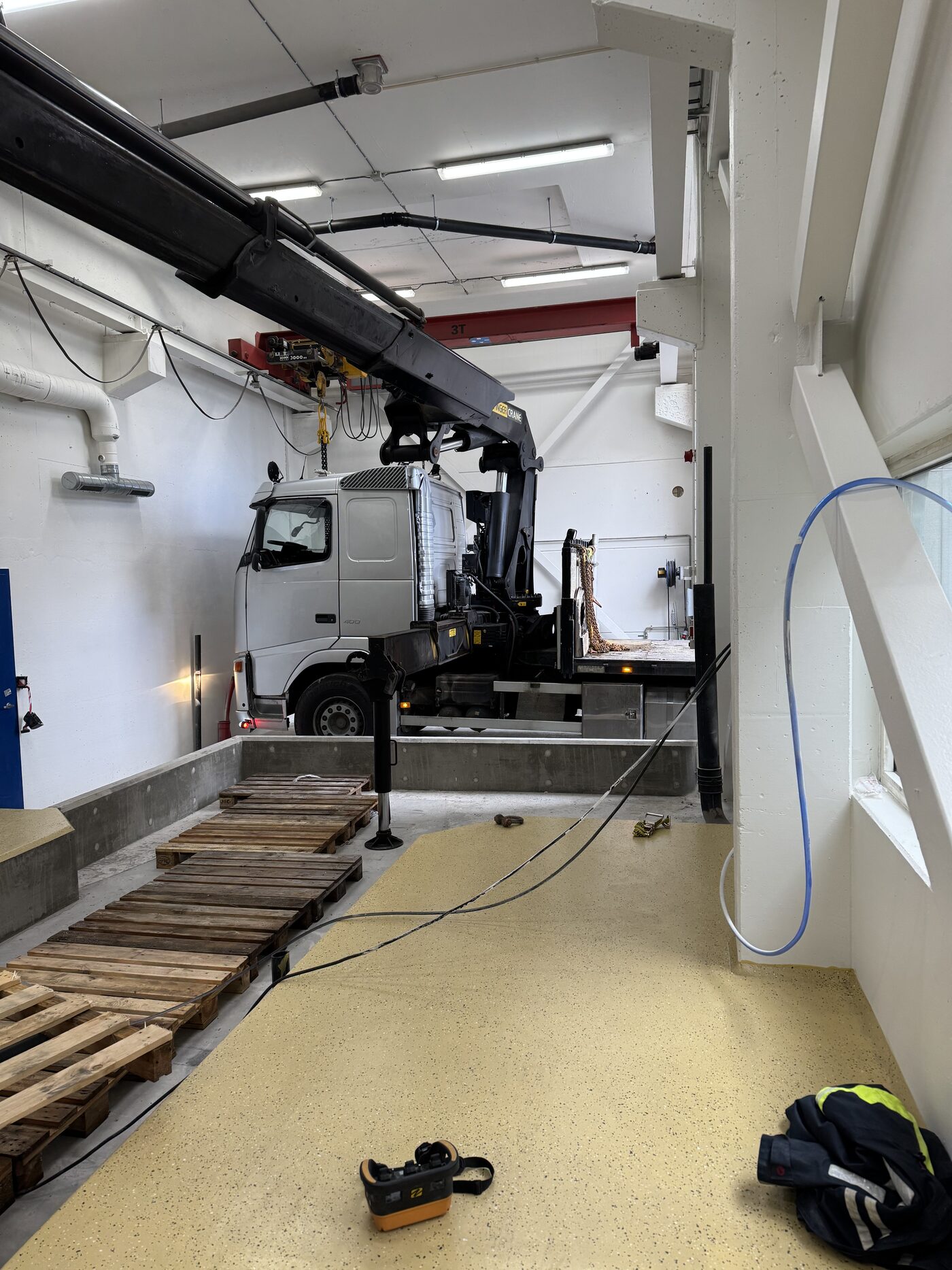 Volvo kranbil med Palfinger i industribygg